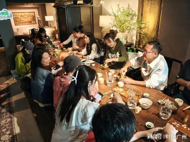 伴健康生活｜广州时尚媒体 集团 传媒开元棋牌试玩时尚媒体｜美国开心果相(图2)